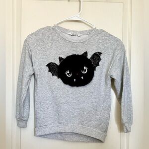 H&M Light Gray Bat Face Sweatshirt – Size 8 (Girls)
